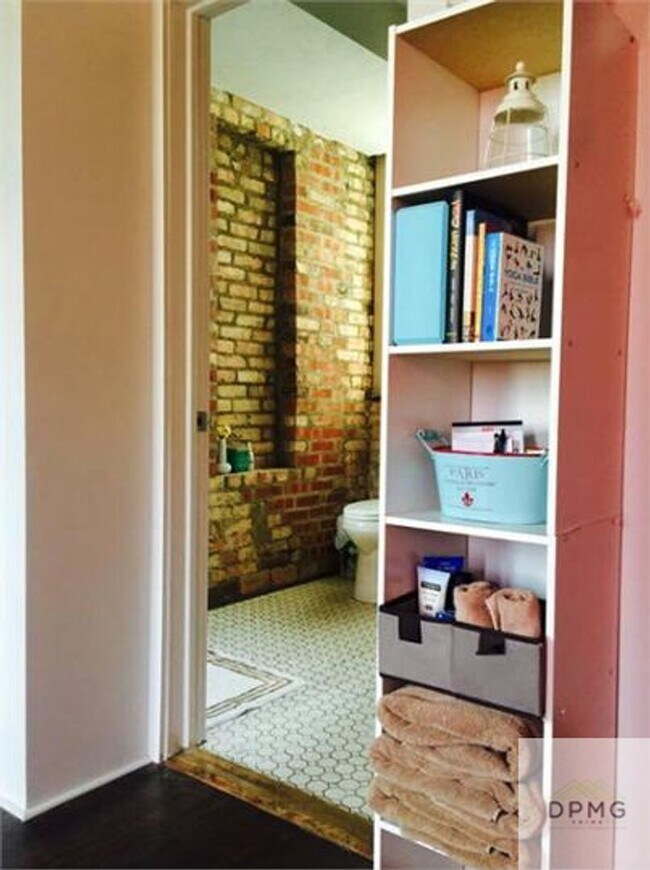 Building Photo - 108 S Hosmer St