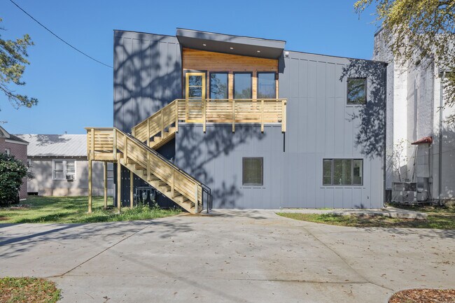 Building Photo - 306 W Taft St