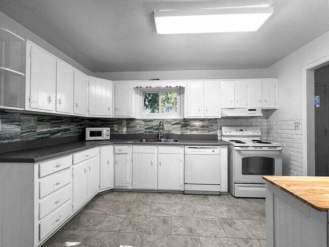 Building Photo - Charming 4BR 2BA w/ Covered Carport • In-Unit Laundry • Front Deck in Chamblee