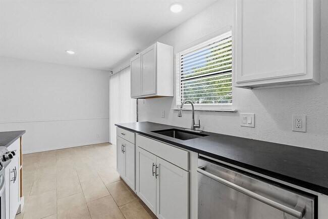 Building Photo - 2106 Lamplight Village Cir