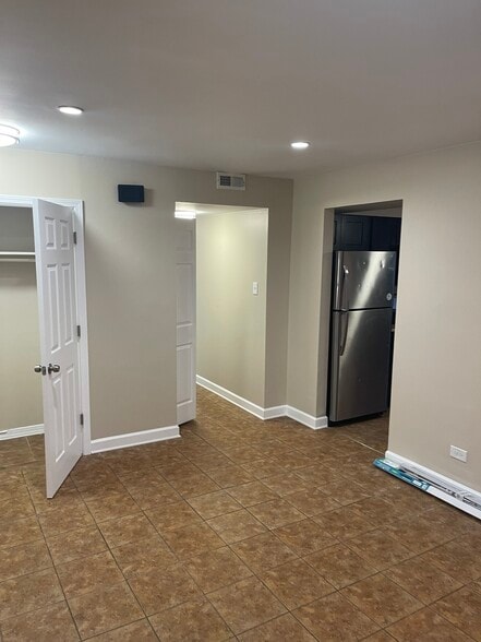 Building Photo - 802 Sandra Dr