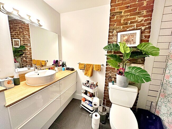 Building Photo - 264 Sumner St