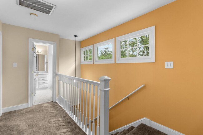 Building Photo - 4 Bedroom 3 Bath in Haymount- Available through June 1, 2027 only!