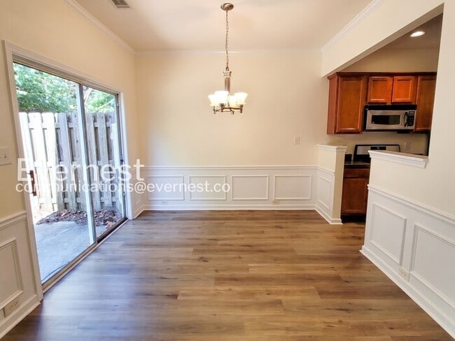 Building Photo - 3 Bed/2.5 Bath Townhome with Modern Amenities