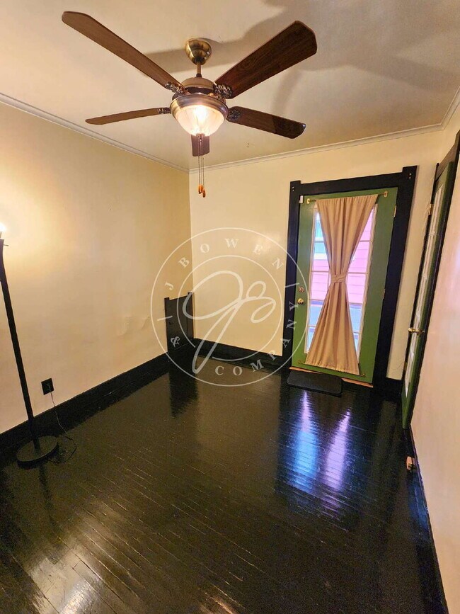 Building Photo - Adorable but unique 3+ bedrooms with bonus rooms! Fenced yard!