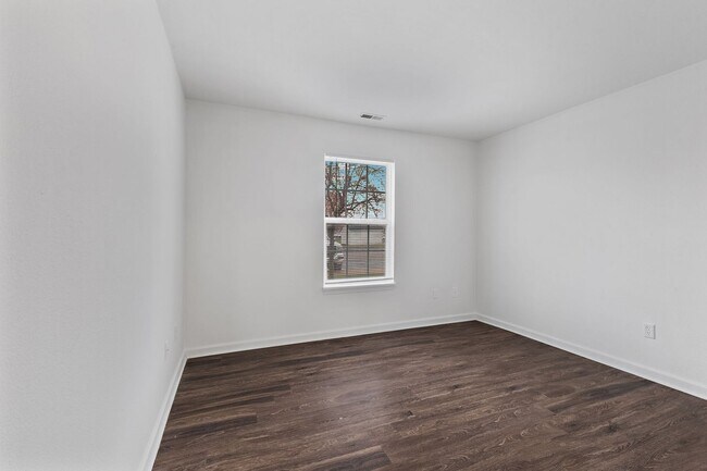 Building Photo - 1308 E Liberty Cir