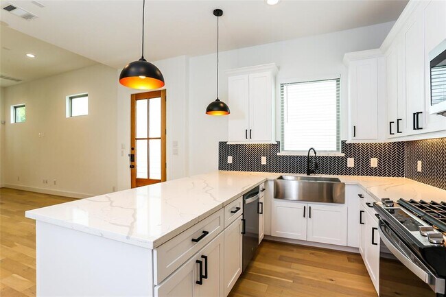 Building Photo - 3036 Truxillo St