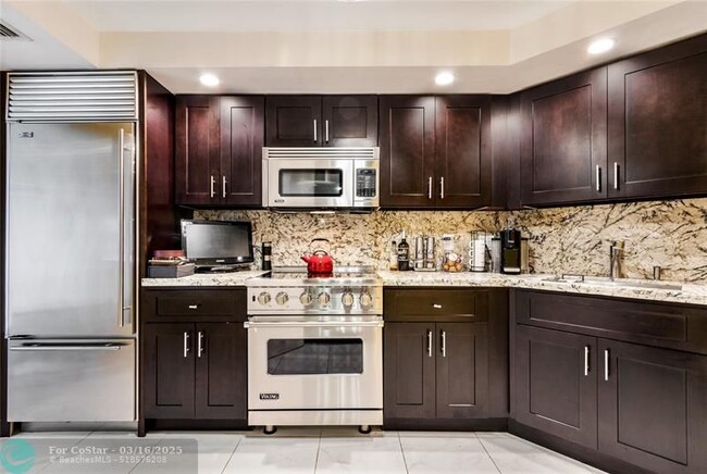 Building Photo - 3000 E Sunrise Blvd