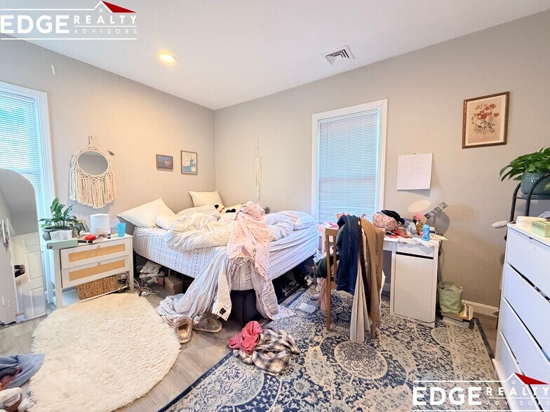 Building Photo - 19 Long Ave