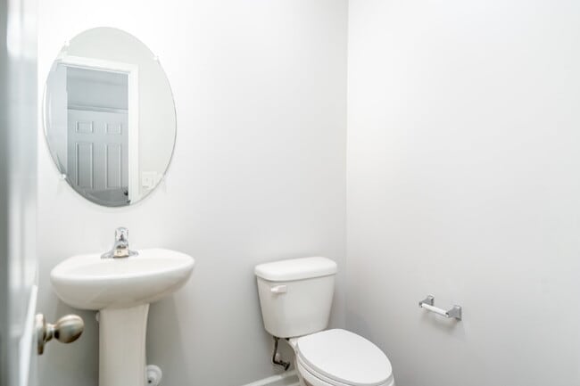 Building Photo - Spacious house with large office and 3 bedrooms in pool community. Available after July 10!