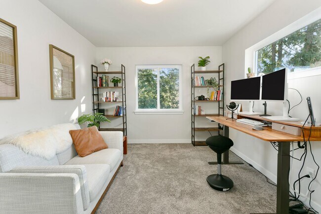 Building Photo - Gorgeous House in a Family-Friendly neighb...