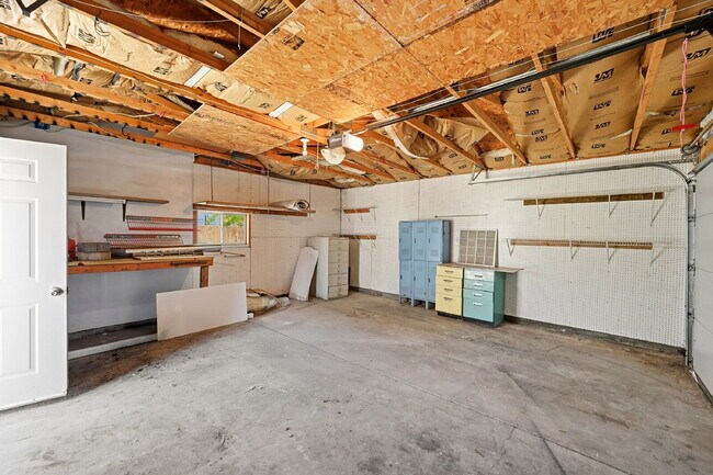 Building Photo - $2,595.95, 5 bed, 3.5 bath with a fenced back yard