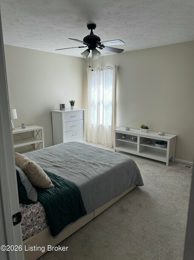 Building Photo - 4110 Hickoryview Dr