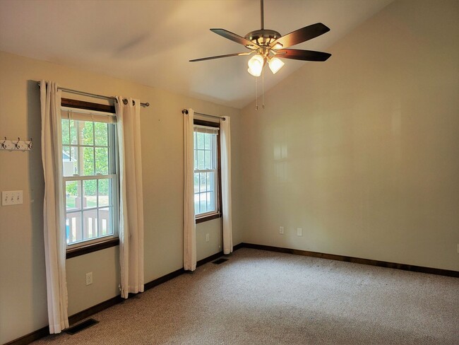 Building Photo - Spacious 3 bedroom 2 bath rancher availabl...