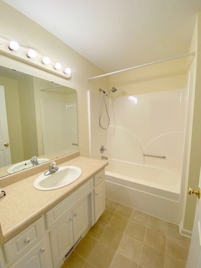 Building Photo - Great Neighborhood close to the Equestrian...