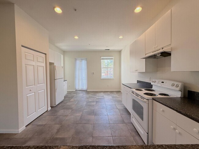 Building Photo - 425 Greenwich Cir