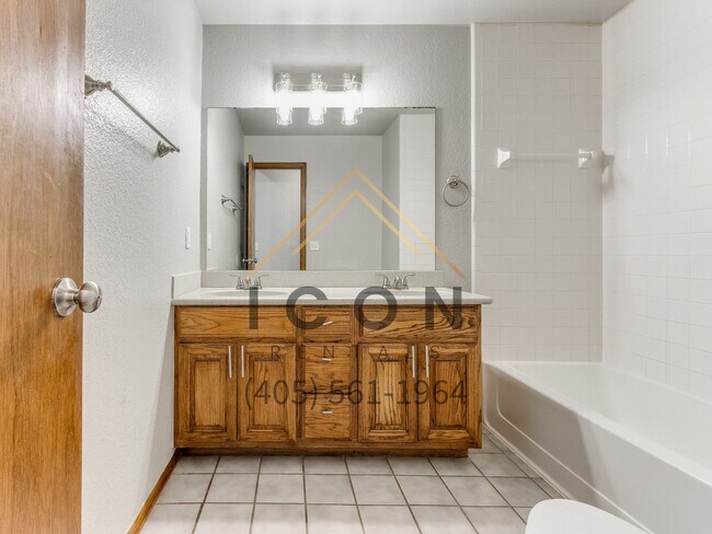 Building Photo - 313 E Plantation Terrace