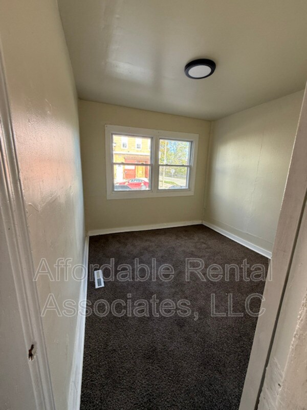 Building Photo - 505 W Maple St