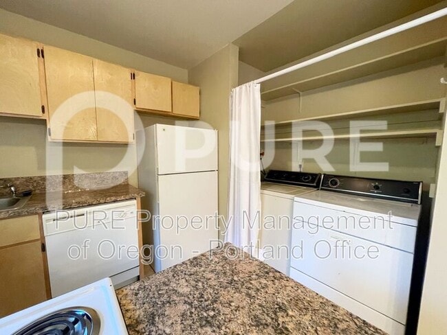 Building Photo - 527 NE 63rd Ave