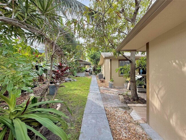 Building Photo - 1001 NW 23rd Ct