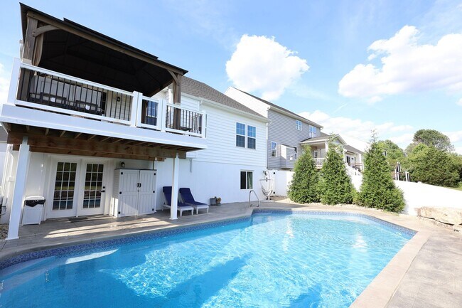 Building Photo - 4 Bedroom, 4 Bath Home w/Backyard Heated Pool overlooking Pearl's Fen