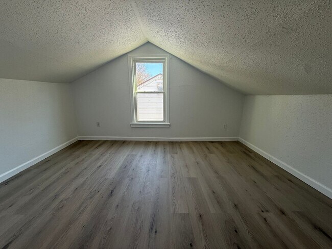 Building Photo - 3 Bedroom 1.5 Bath with BONUS ROOM!!!