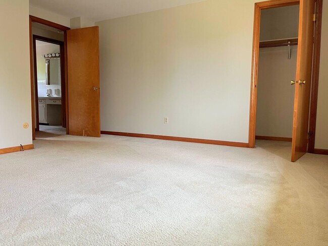 Building Photo - 33 Oakridge Dr
