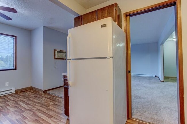 Building Photo - Spacious 2 bedroom apartment at French Cha...