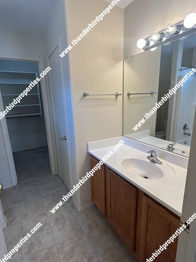 Building Photo - Gated Community available NOW!