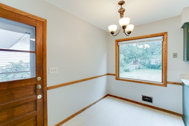 Building Photo - Updated 3 Bedroom Duplex in Battle Creek