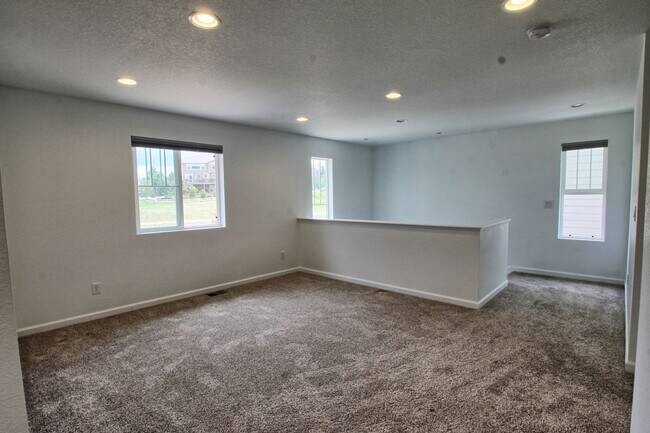 Building Photo - 3 bed 2.5 bath Crystal Valley Ranch home b...