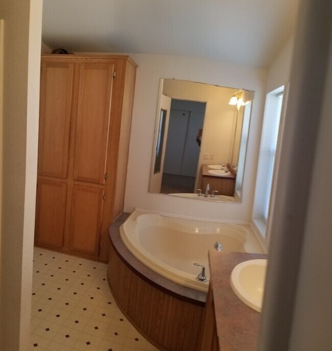 Building Photo - 3 bed, 2 bath home in Hibbard