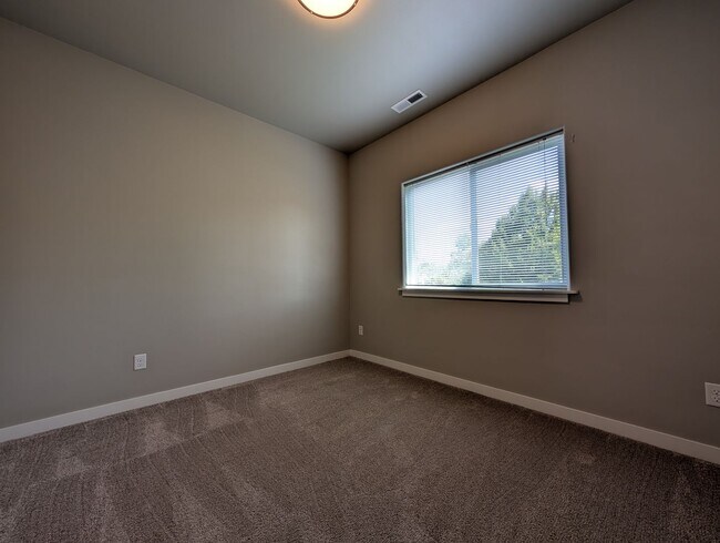 Building Photo - Great 3 bedroom/ 2.5 bathroom duplex- Near...