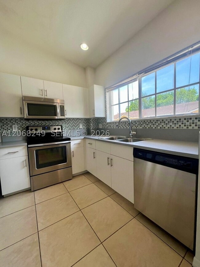 Building Photo - 3824 SW 48th Ave