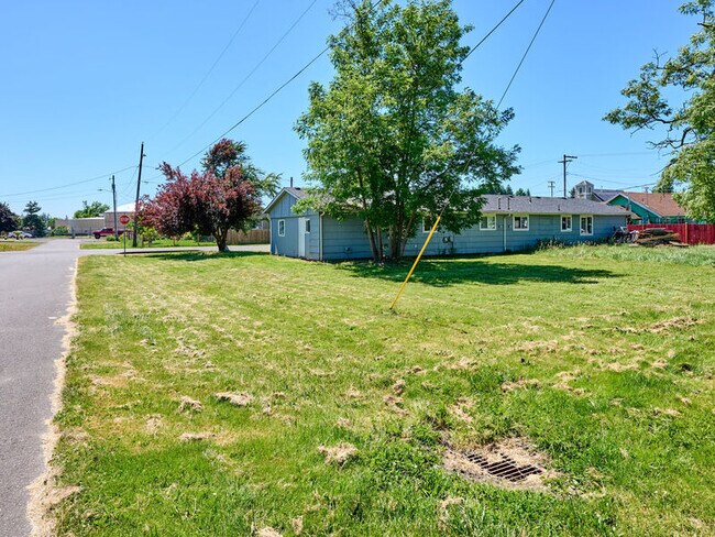 Building Photo - 485 1st St