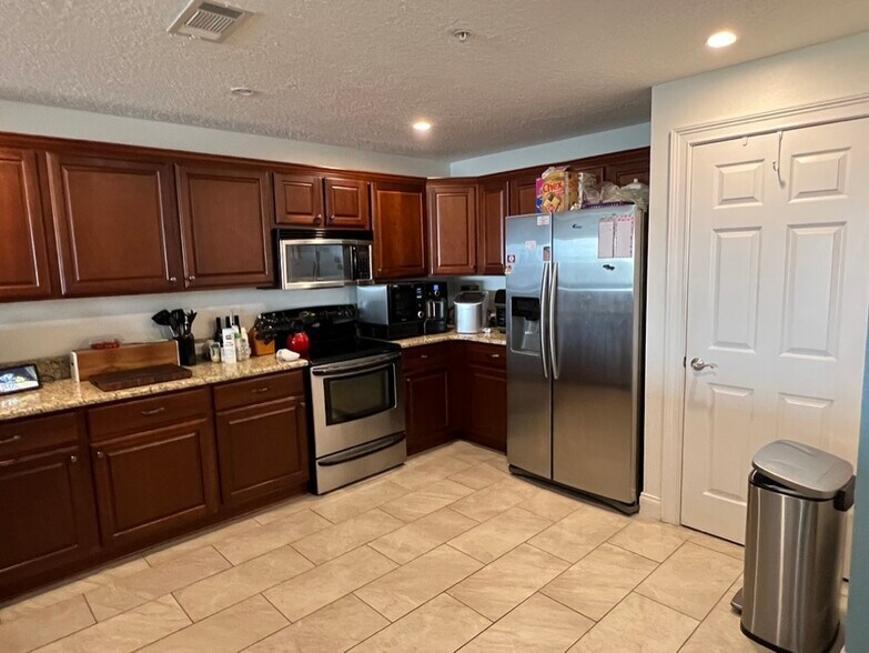 Kitchen - 225 W Seminole Blvd