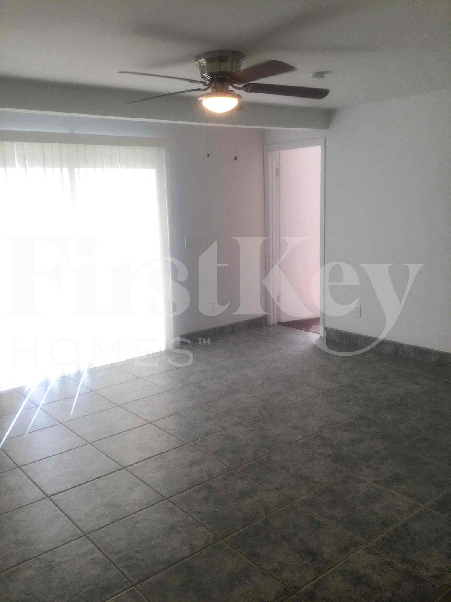 Building Photo - 305 NE Floresta Dr