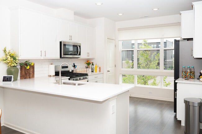 Building Photo - 2204 Venture Dr