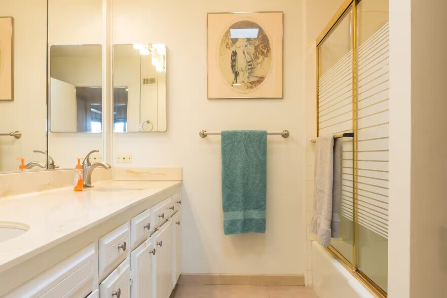 Shared Upper Bathroom - 11260 Overland Ave