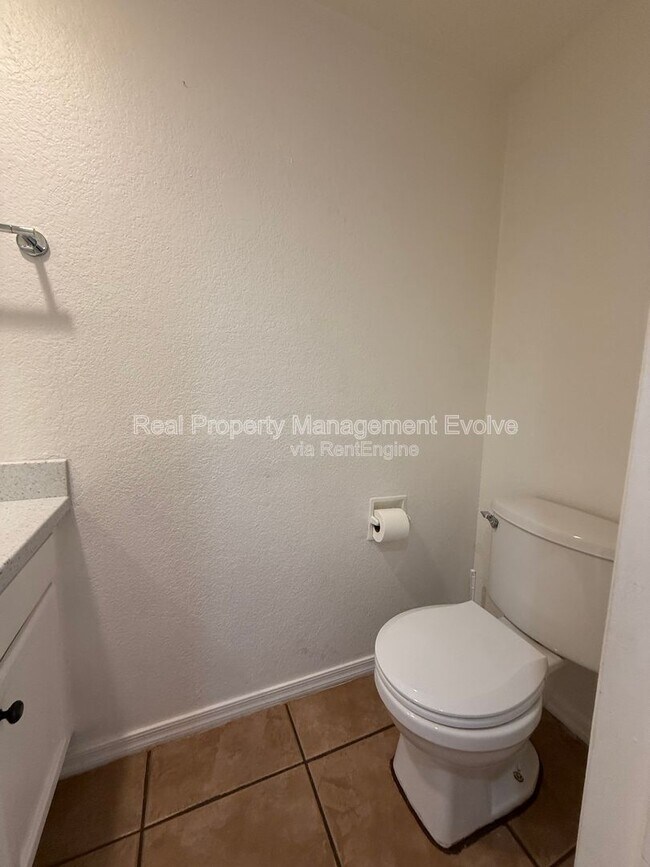 Building Photo - 3228 W Glendale Ave