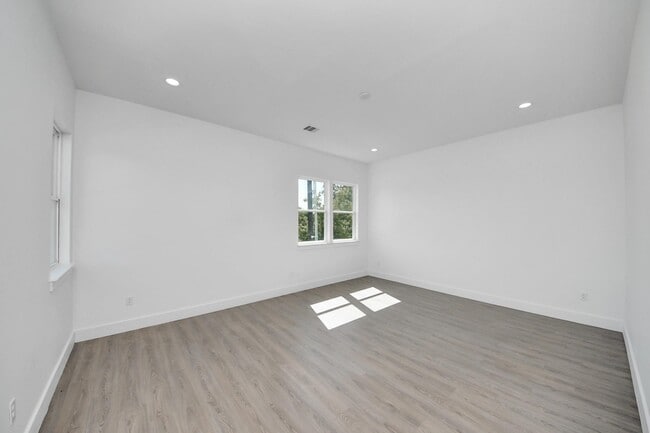 Building Photo - 4129 E Toliver St