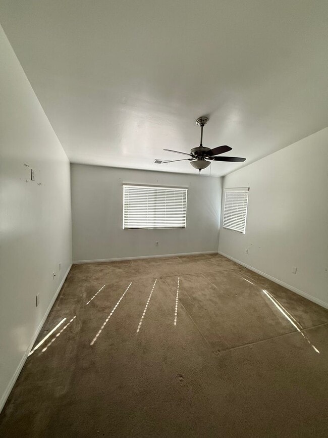 Building Photo - Spacious 4 bed 2 Bath in Desirable NW Bakersfield