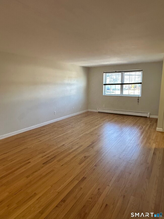 Building Photo - 1693 Litchfield Turnpike