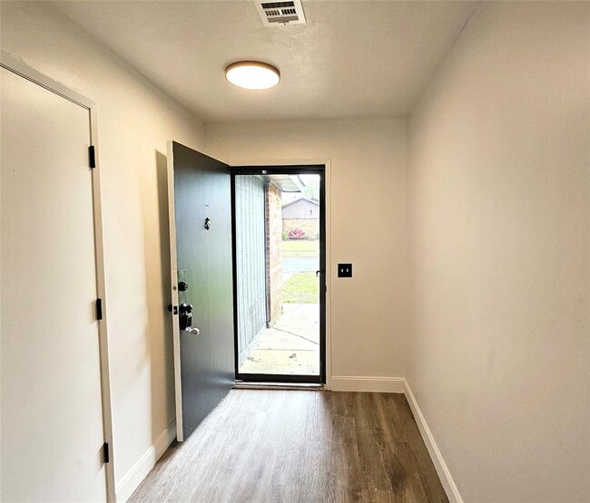 Building Photo - 1802 Vanessa Dr