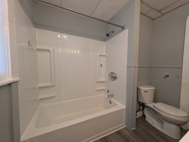 Building Photo - 441 Riverside Dr