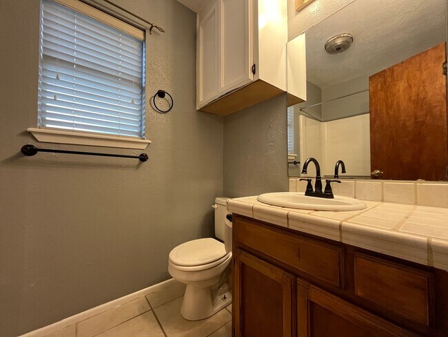 Building Photo - 2118 Meadowgrove Dr