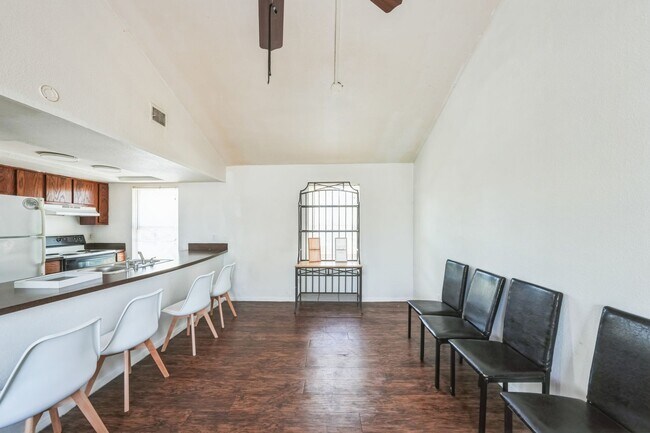 Building Photo - Charming 2BR Duplex in Austin