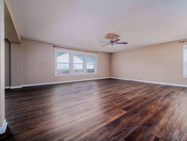 Building Photo - 910 Torsion Lane