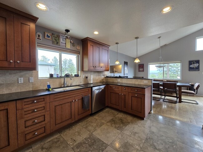 Building Photo - Beautiful Quemazon Home (5085 Alegria)