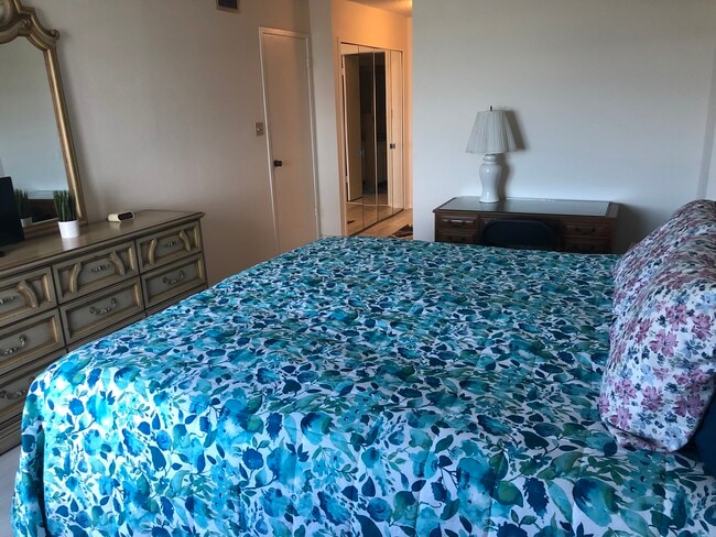 Primary bedroom - 400 Island Way